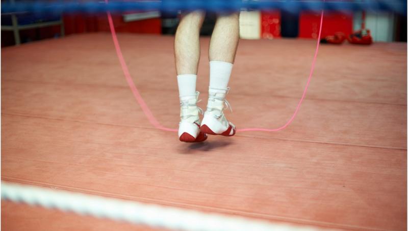 Tânăr de 18 ani, mort în timpul antrenamentului de box. Italianul a leşinat după ce şi-a suflat nasul. Ce au aflat părinţii la spital