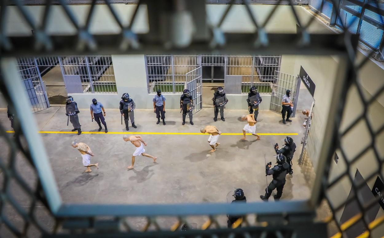 Mii de deţinuţi, în "mega-închisoarea" din El Salvador
