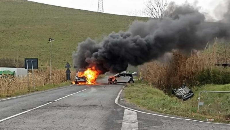 Tânăr român, accident de groază în Italia după două depășiri cu 150 km/oră. Mașina lui a explodat, iar o Lancia a zburat în șanț