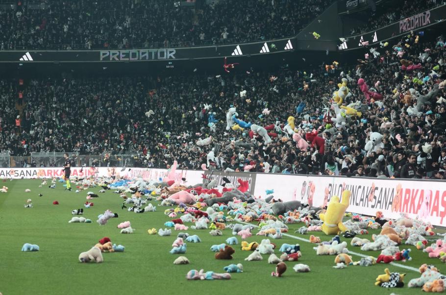 Suporterii echipei Beşiktaş au cerut demisia lui Erdogan, la 3 săptămâni de la cutremurul devastator. Fanii au aruncat pe teren jucării pentru copiii afectați de seism Suporterii echipei Beşiktaş au cerut demisia lui Erdogan, la 3 săptămâni de la cutremurul devastator. Fanii au aruncat pe teren jucării pentru copiii afectați de seism