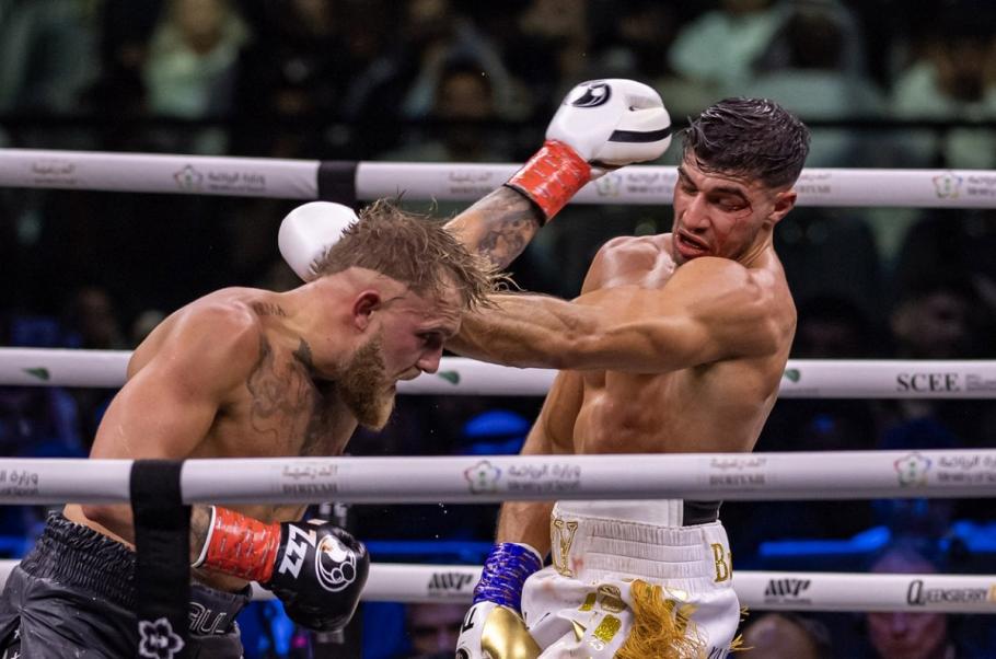 Tommy Fury l-a bătut la decizie pe Jake Paul Tommy Fury l-a bătut la decizie pe Jake Paul