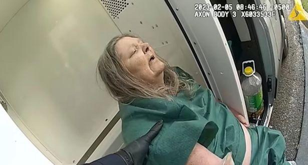 O femeie cu dizabilităţi a murit pe bancheta din spate a unei mașini de poliție, după ce a implorat timp de o oră după ajutor