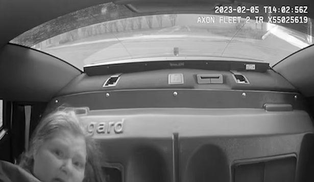 O femeie cu dizabilităţi a murit pe bancheta din spate a unei mașini de poliție, după ce a implorat timp de o oră după ajutor