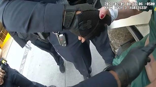 O femeie cu dizabilităţi a murit pe bancheta din spate a unei mașini de poliție, după ce a implorat timp de o oră după ajutor