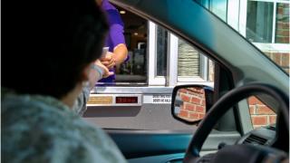 Nemulțumire dusă la extrem. O femeie din SUA a intrat cu mașina într-un fast-food, după ce a văzut că din comanda sa lipsea un produs