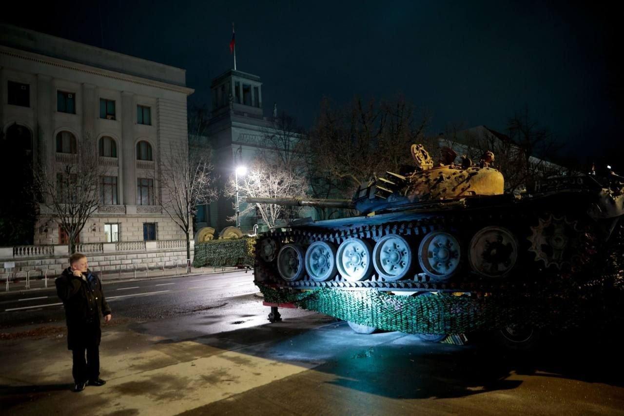 Tancul rusesc distrus în Ucraina şi plasat, în semn de protest, în faţa ambasadei Rusiei din Berlin, va fi mutat în Olanda