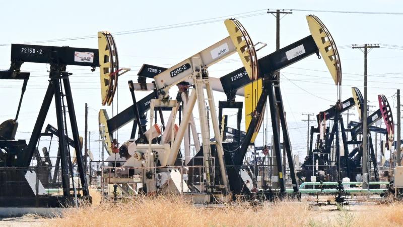 Cât mai câștigă Rusia din vânzările de petrol? AIE susține că veniturile Moscovei sunt mai mici cu 40%, în timp ce un studiu nou arată că rușii ignoră plafonul impus de G7