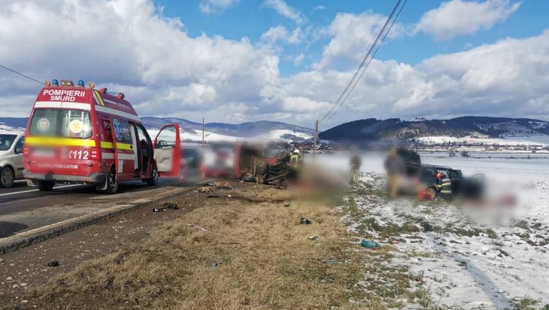 Tragedie cu doi morți, între care o fată de 18 ani, pe un drum din Covasna. Alte patru persoane au ajuns la spital