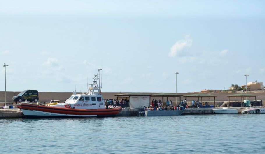 Cadavrele a opt imigranţi, găsite pe o barcă, în Mediterană Cadavrele a opt imigranţi, găsite pe o barcă, în Mediterană