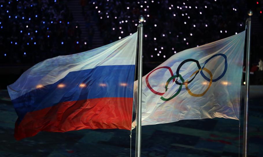 Steagul olimpic și steagul Federației Ruse Steagul olimpic și steagul Federației Ruse