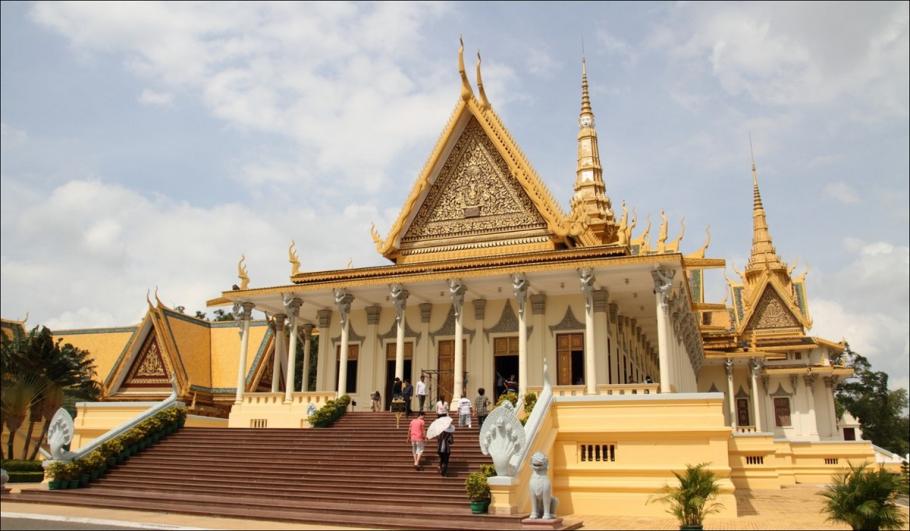 Un tânăr a trăit regeşte 7 ani: a pretins că este un prinţ cambodgian care era considerat mort Un test ADN l-a dat de gol