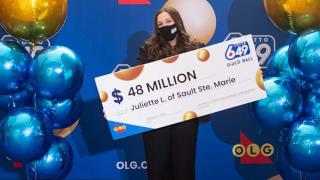 O tânără de 18 ani din Canada a câștigat la loto 30 de milioane de dolari cu primul bilet pe care l-a cumpărat. Ce vrea să facă cu banii