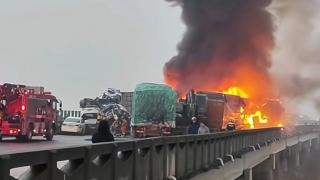 16 persoane au murit şi alte zeci au fost rănite, după un carambol pe o autostradă: 50 de maşini s-au ciocnit în 10 minute