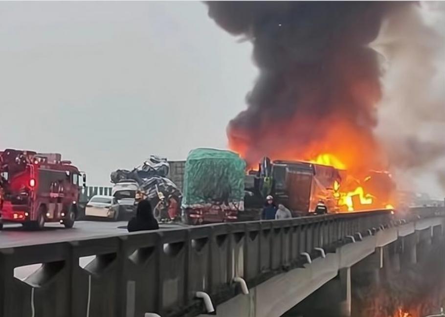 16 persoane au murit şi alte zeci au fost rănite, după un carambol pe o autostradă: 50 de maşini s-au ciocnit în 10 minute 16 persoane au murit şi alte zeci au fost rănite, după un carambol pe o autostradă: 50 de maşini s-au ciocnit în 10 minute