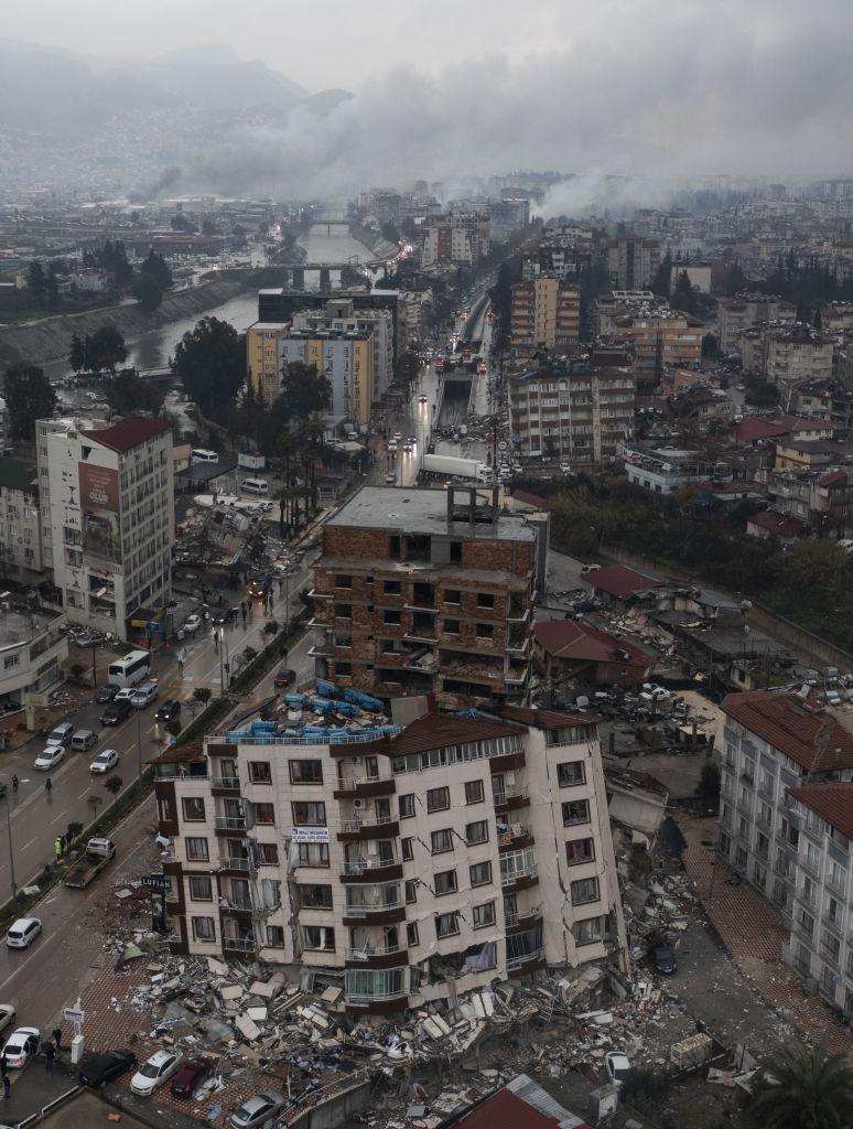 Două cutremure de peste 7 în Turcia și Siria în mai puțin de 12 ore. Aproape 2000 de morți şi 10.000 de răniți. Blocuri şterse de pe suprafaţa pământului