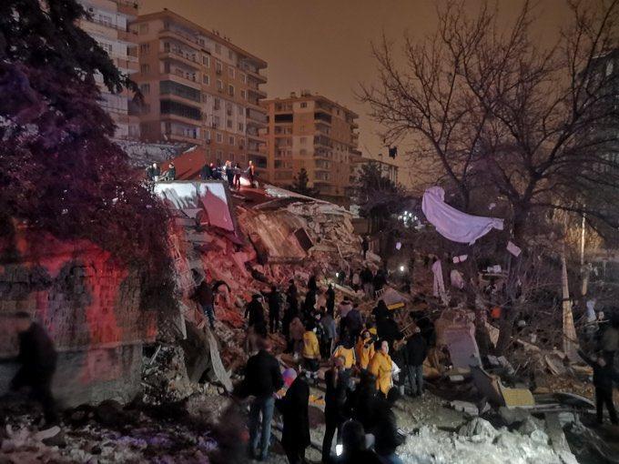 Cutremur de 7,8 în Turcia. Oamenii prinși sub dărâmături strigă după ajutor. Primele imagini de la locul dezastrului