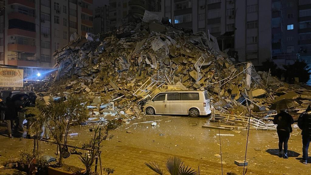 Cutremur de 7,8 în Turcia. Oamenii prinși sub dărâmături strigă după ajutor. Primele imagini de la locul dezastrului