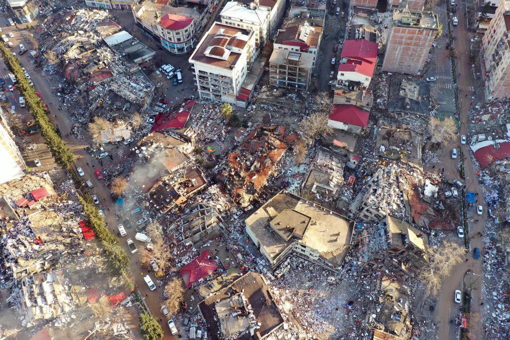 Cutremure în Turcia și Siria: Peste 5.000 de morți, cel puțin 20.534 răniți. Erdogan declară stare de urgenţă pentru trei luni