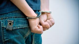 Adolescent de 15 ani, arestat după ce ar fi violat un băiat de şapte ani, în Hunedoara. Tânărul l-a amenințat pe copil să nu spună nimic