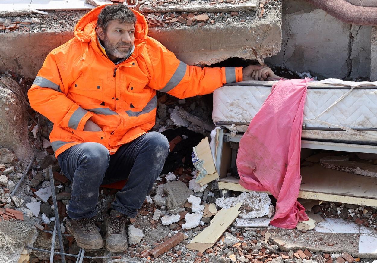 Imaginea durerii fără limite. Un tată îşi ţine de mână fiica moartă, prinsă în pat sub dărâmături după cutremurele din Turcia