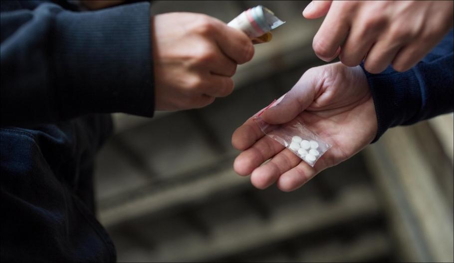 Tânăr de 18 ani, reținut după ce a fost prins în timp ce vindea droguri la o tarabă, în Galați Tânăr de 18 ani, reținut după ce a fost prins în timp ce vindea droguri la o tarabă, în Galați