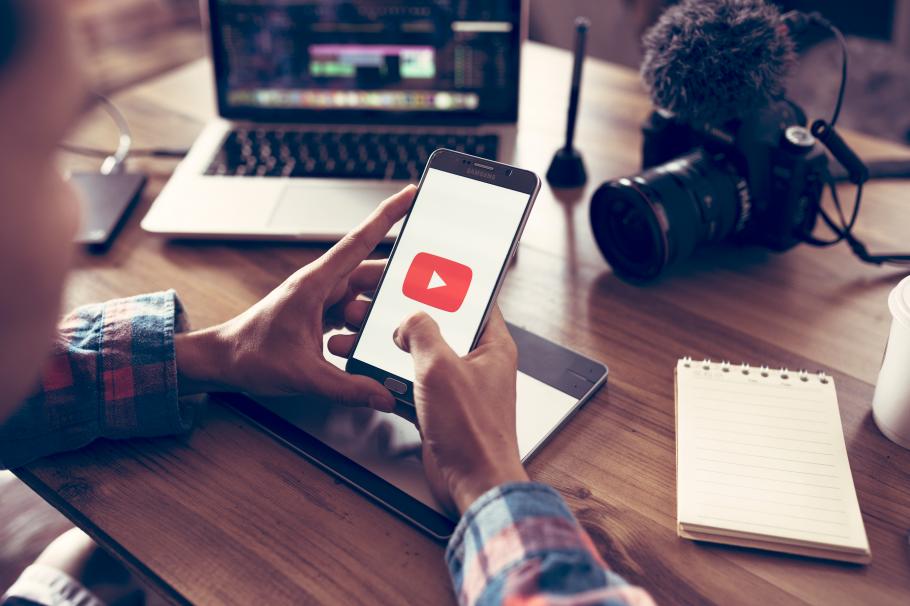 YouTuber şi o TikTokeriţă Irak YouTuber şi o TikTokeriţă Irak