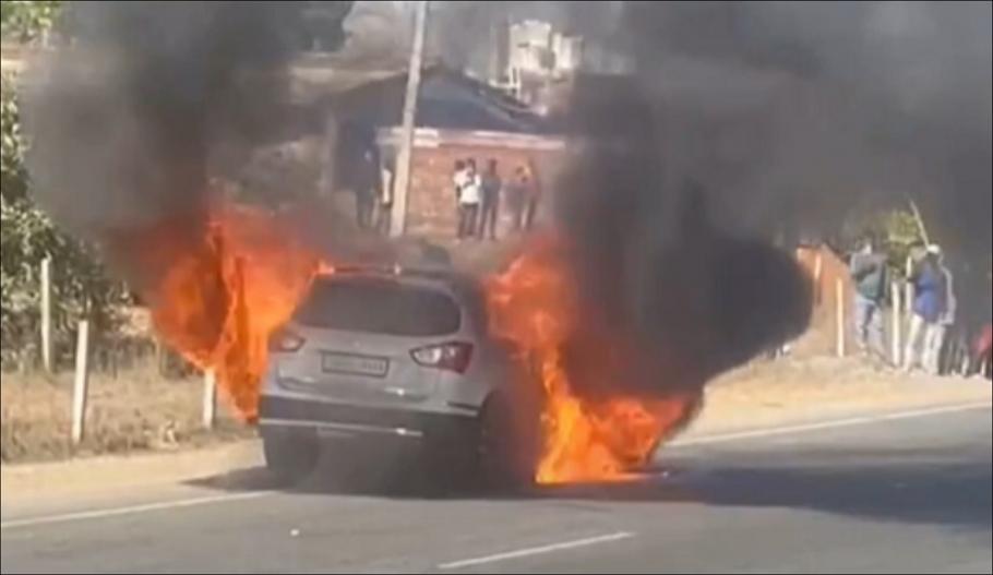 Familie salvată în ultimul moment dintr-o maşină care a luat foc în mers pe o stradă din India De la ce a pornit incendiul