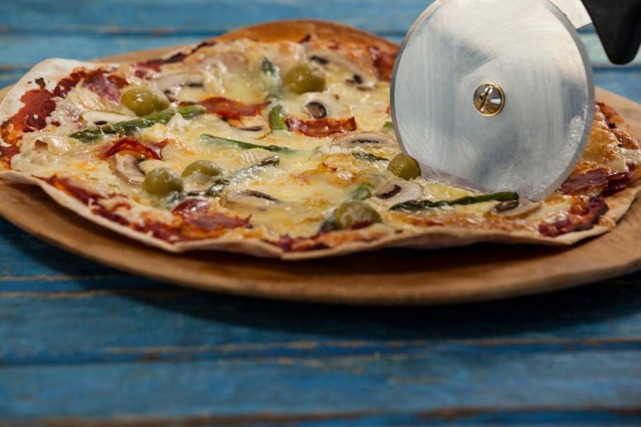 Pizza s-a scumpit cu 15,9% anul trecut în România. Ţara în care se mănâncă cea mai ieftină pizza Pizza s-a scumpit cu 15,9% anul trecut în România. Ţara în care se mănâncă cea mai ieftină pizza