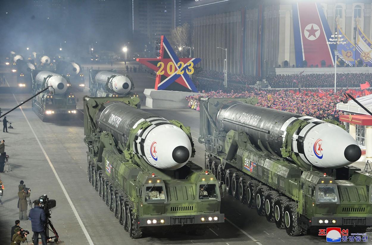Coreea de Nord, paradă cu cel mai mare număr de rachete nucleare din istorie Specialiștii cred că ar fi o provocare pentru SUA