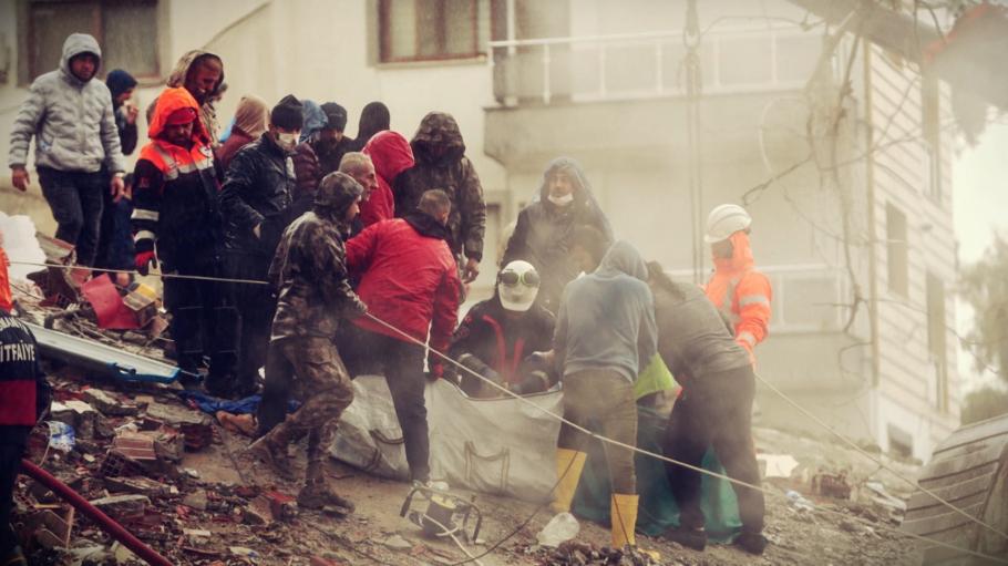 Mărturia unei românce, scăpată teafără în urma cutremurului din Turcia: "Nu avem gaz sau caldură. Dormim în maşină şi mâncăm la spital" Mărturia unei românce, scăpată teafără în urma cutremurului din Turcia: "Nu avem gaz sau caldură. Dormim în maşină şi mâncăm la spital"
