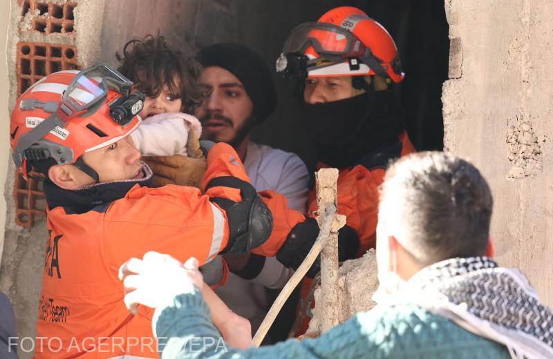 Turcia mai crede în miracole. O fetiţă de 2 ani, scoasă în viaţă de sub munţii de ruine după 3 zile. Reacţia tatălui ei: "Vă iubesc pe toţi"
