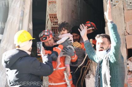 Turcia mai crede în miracole. O fetiţă de 2 ani, scoasă în viaţă de sub munţii de ruine după 3 zile. Reacţia tatălui ei: "Vă iubesc pe toţi"