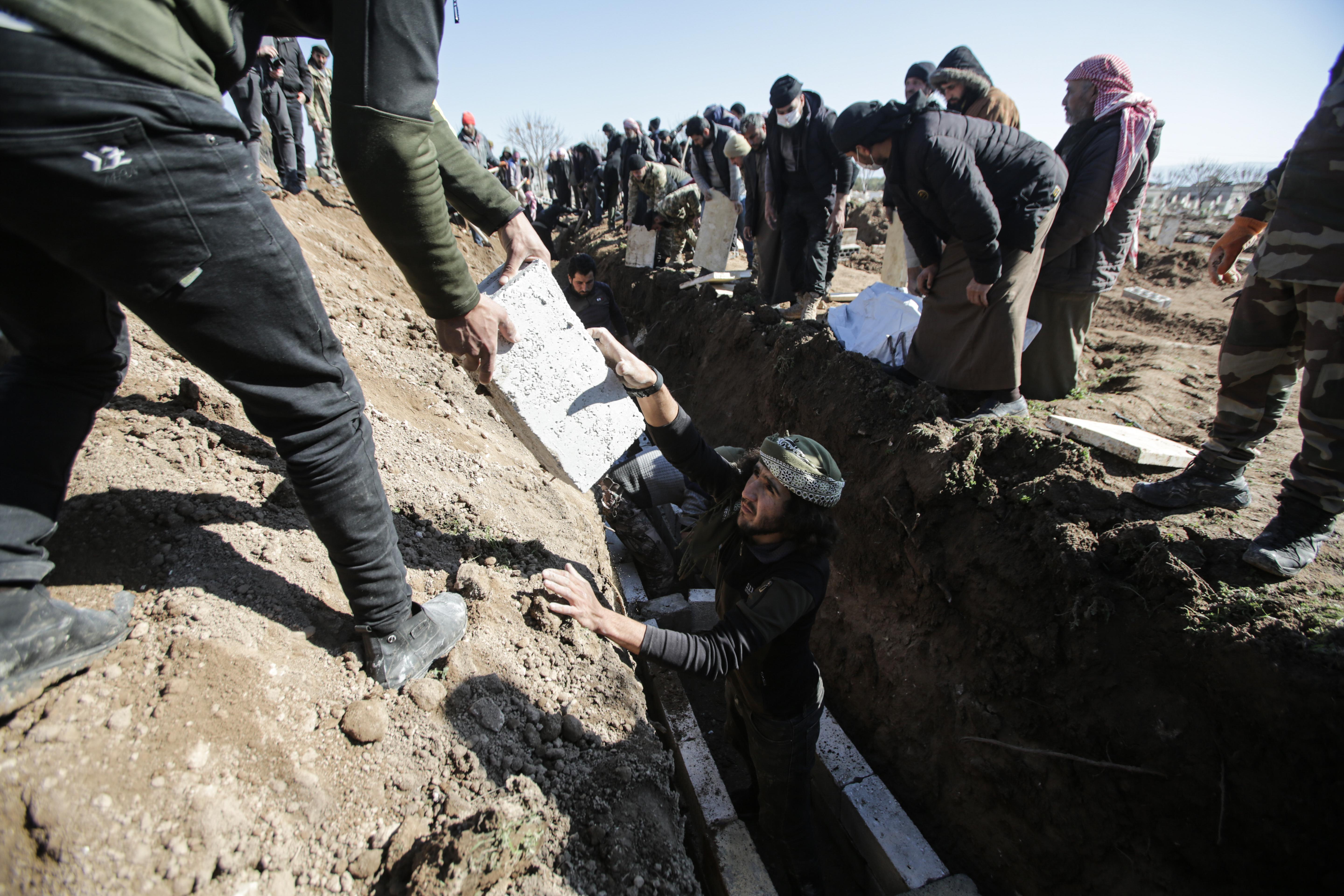 Sfâșietor: După 12 ani de război civil, Siria sapă noi morminte pentru victimele cutremurelor