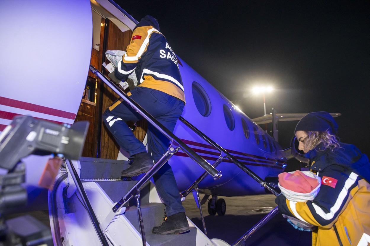 Bebelușii scoși din dărâmături au fost duși în Ankara cu avionul președintelui