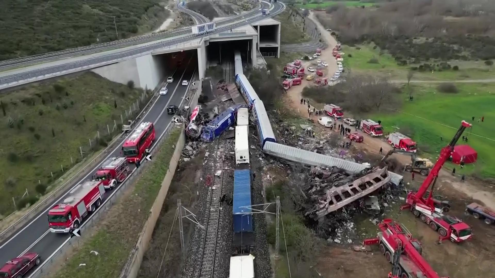 Accidentul feroviar din Grecia: 36 de morţi, 85 de răniţi. Acuzații grave după ciocnirea frontală a trenurilor care se deplasau pe aceeași linie: "Totul se face manual"