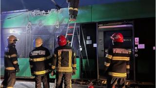 Un tramvai a luat foc, într-o stație din Arad. Incendiul ar fi pornit după ce pantograful a agățat o clemă a firului electric