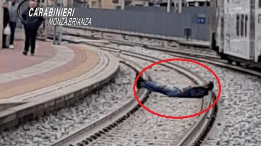 "Îmi era somn". Un bărbat s-a întins pe calea ferată şi a blocat circulaţia trenurilor, într-un orăşel din Italia "Îmi era somn". Un bărbat s-a întins pe calea ferată şi a blocat circulaţia trenurilor, într-un orăşel din Italia