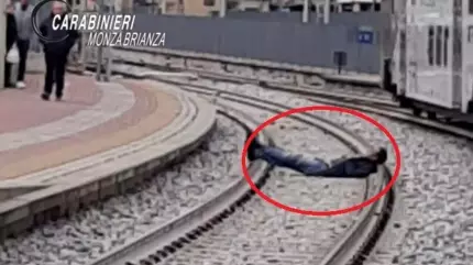 "Îmi era somn". Un bărbat s-a întins pe calea ferată şi a blocat circulaţia trenurilor, într-un orăşel din Italia "Îmi era somn". Un bărbat s-a întins pe calea ferată şi a blocat circulaţia trenurilor, într-un orăşel din Italia