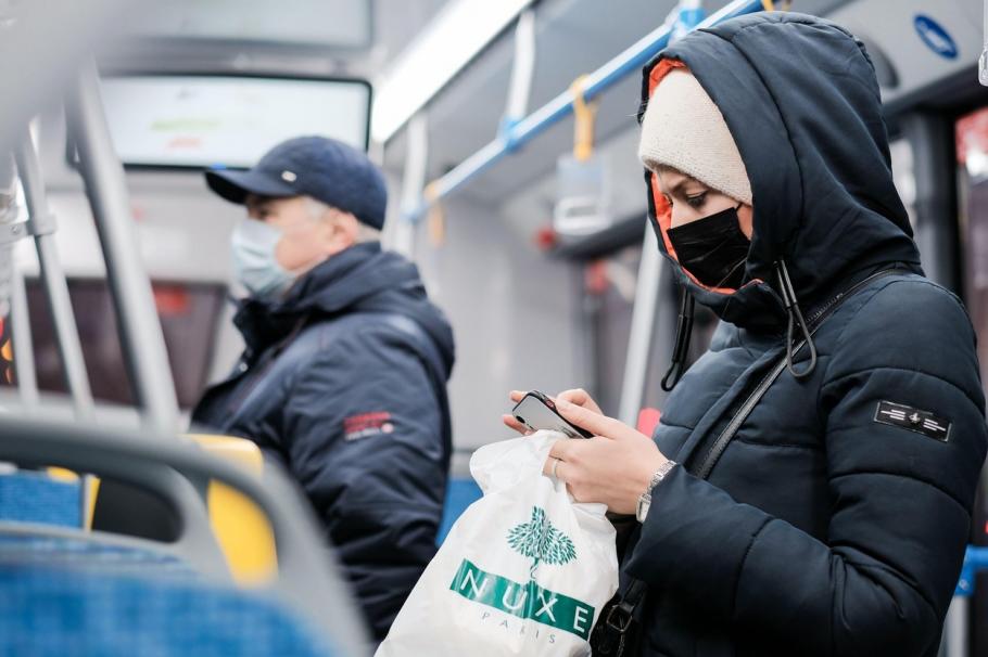 Amendă inversă. Cei care poartă măști în transportul public din Viena, sancţionaţi cu 150 de euro Amendă inversă. Cei care poartă măști în transportul public din Viena, sancţionaţi cu 150 de euro
