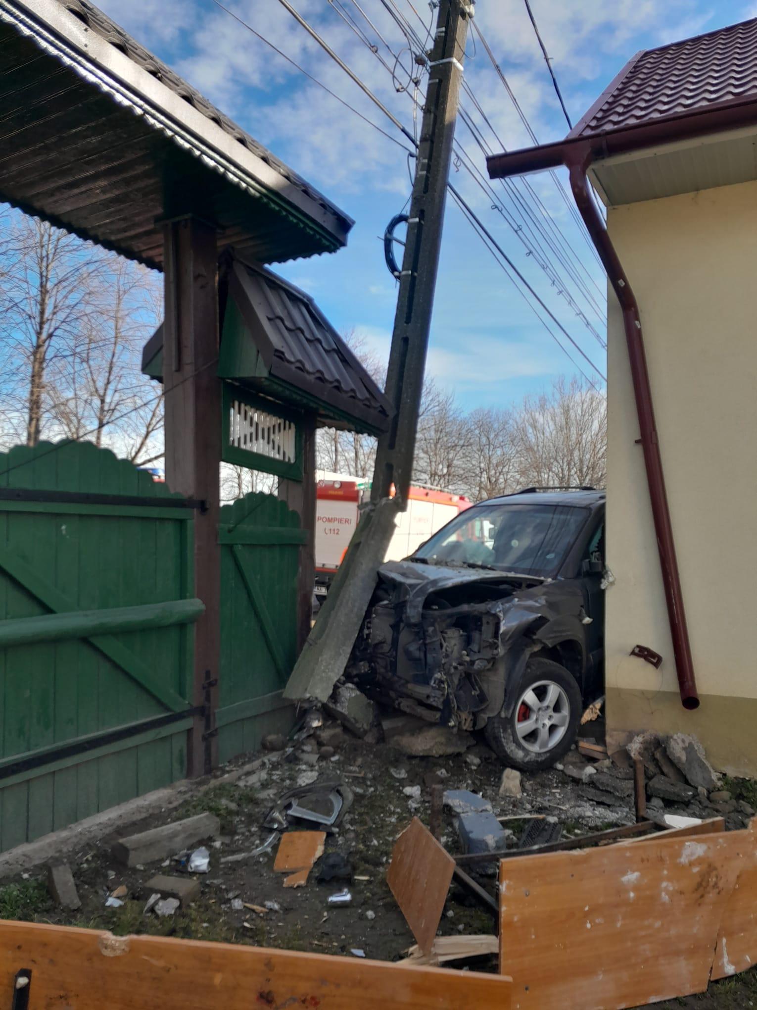 Două femei au ajuns la spital, după ce mașina lor a lovit un alt autoturism şi a ricoşat în gardul unei case, în Suceava