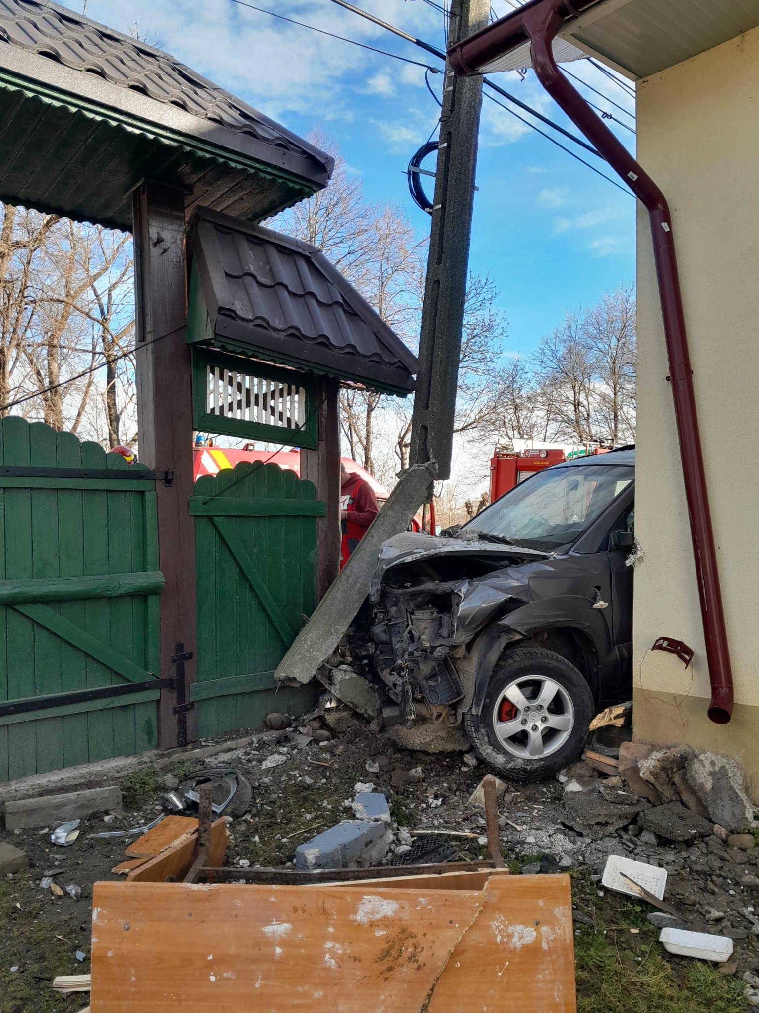 Două femei au ajuns la spital, după ce mașina lor a lovit un alt autoturism şi a ricoşat în gardul unei case, în Suceava