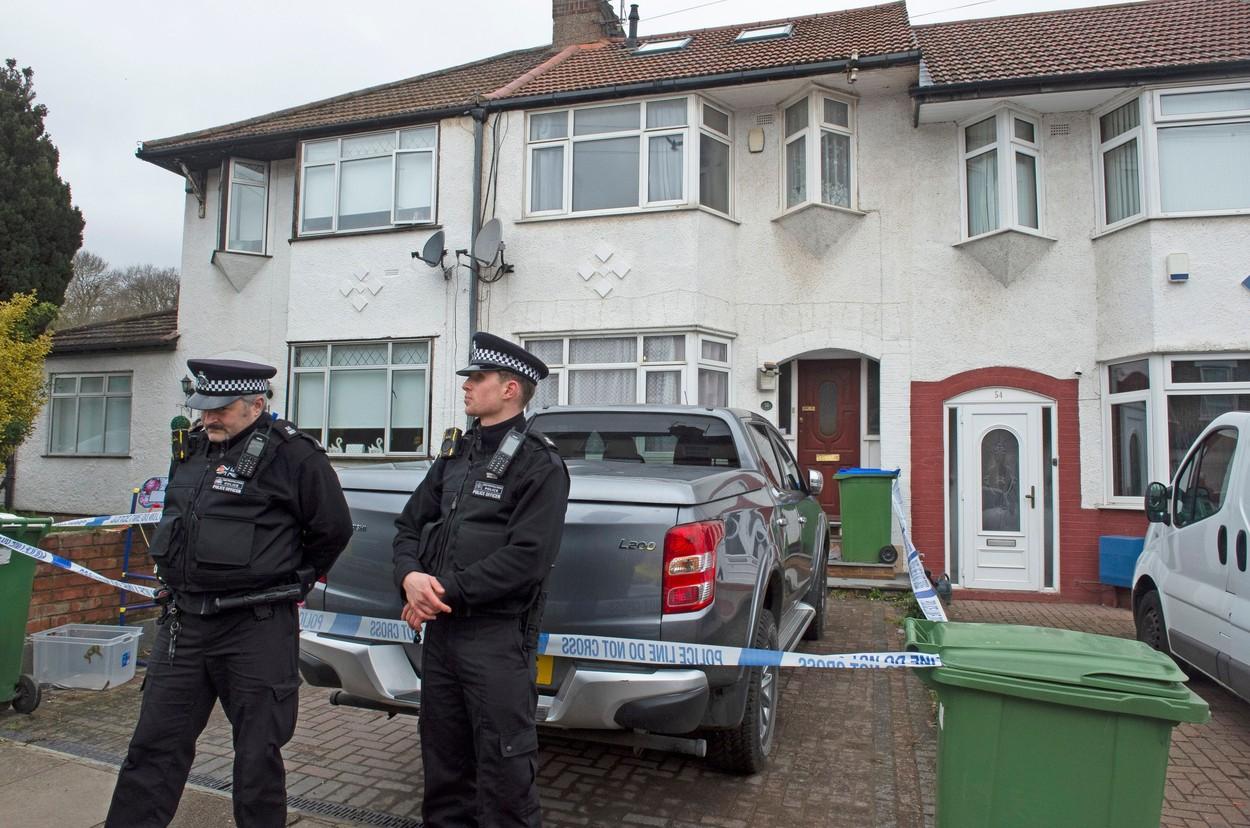 O mamă şi cei doi copii, de 7 şi 9 ani, găsiţi morţi în casa lor din Londra