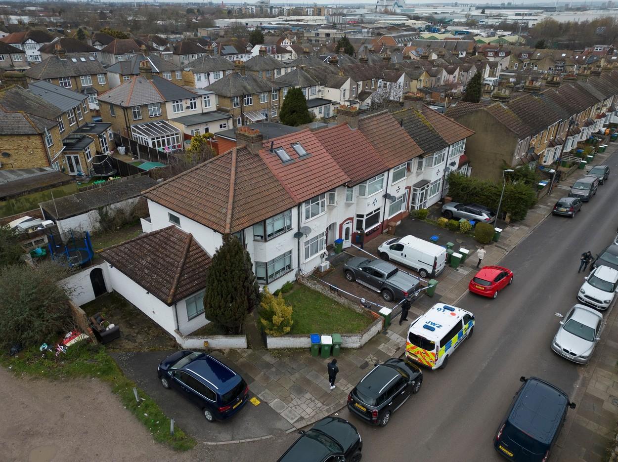 O mamă şi cei doi copii, de 7 şi 9 ani, găsiţi morţi în casa lor din Londra