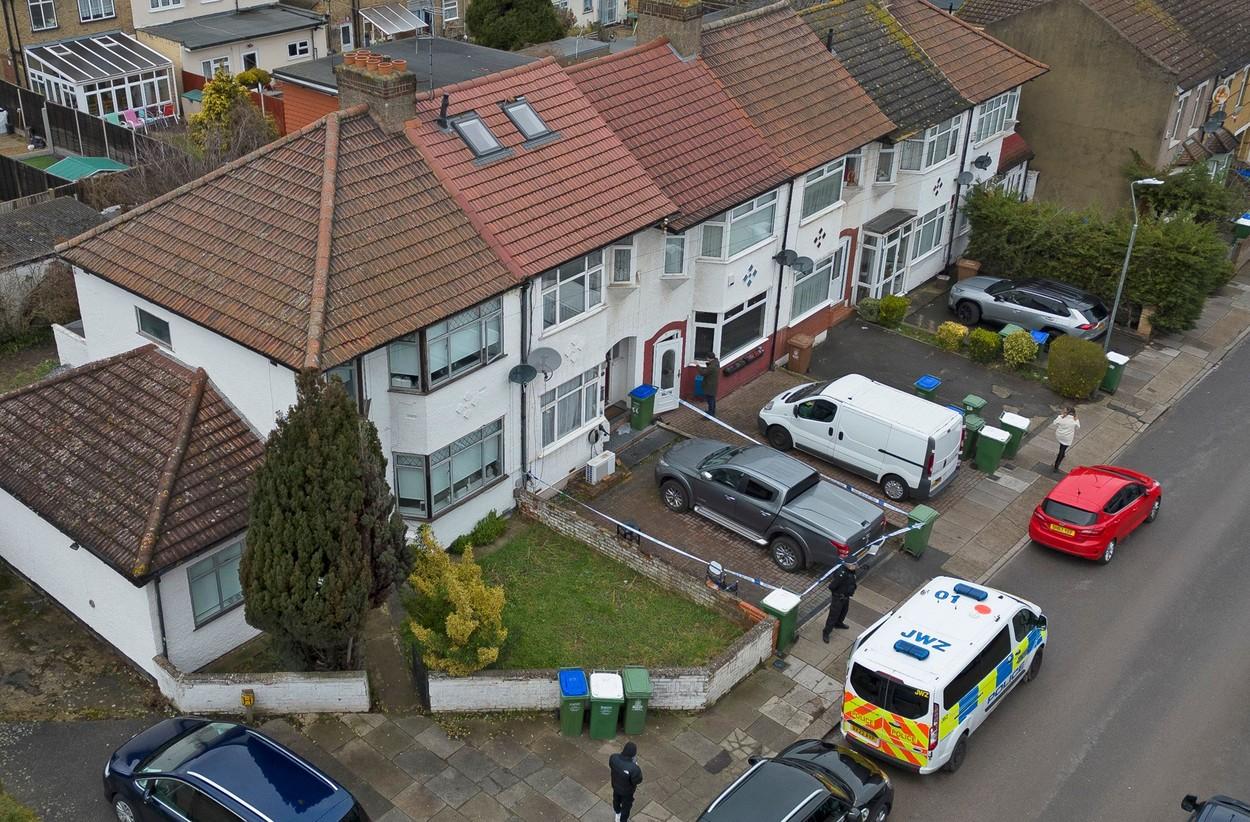 O mamă şi cei doi copii, de 7 şi 9 ani, găsiţi morţi în casa lor din Londra