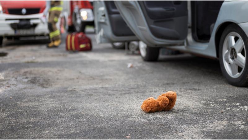 Destine spulberate pe şosea, după ce maşina lor s-a stricat. O femeie de 34 de ani şi băieţelul de 3 ani au murit pe loc, loviţi de un camion, în UK