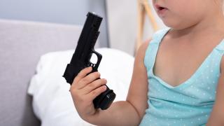 O fetiță de trei ani din Texas și-a împușcat mortal, din greşeală, sora de patru ani. Cinci adulţi erau în casă la momentul tragediei 