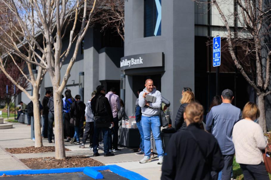 Forbes: Băncile americane au pierdut 185 de miliarde de dolari în 6 zile. Ce riscă sistemul bancar al SUA Forbes: Băncile americane au pierdut 185 de miliarde de dolari în 6 zile. Ce riscă sistemul bancar al SUA