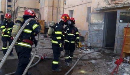 Incendiu în subsolul unui bloc din Oradea: în interior sunt mai multe butelii cu acetilenă şi oxigen. Misiune dificilă a pompierilor