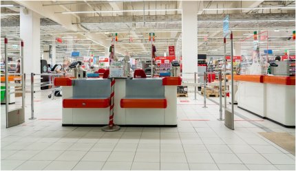 Lovitură pentru Auchan, după ce compania a anunţat că plănuieşte să renunţe la casieri