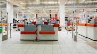Lovitură pentru Auchan, după ce compania a anunţat că plănuieşte să renunţe la casieri